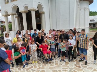 Excursie cu 50 de micuți de la Centrul pentru Copii cu Dizabilități 